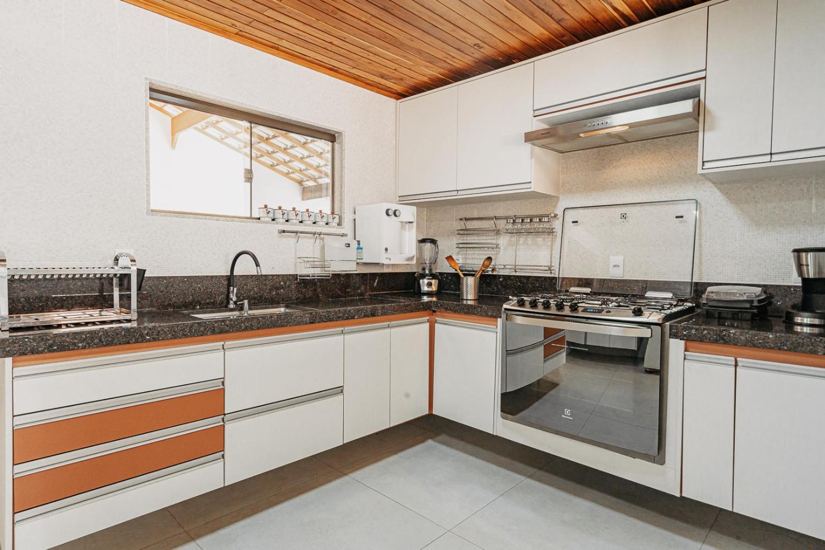 Casadecastelhanos, Quadra Do Mar De Castelhanos, 4 Suites Com Ar, Churrasqueira, Piscina, Hidromassagem, Cozinha Integrada Gourmet Ideal Para Familia E Amigos Anchieta  Esterno foto