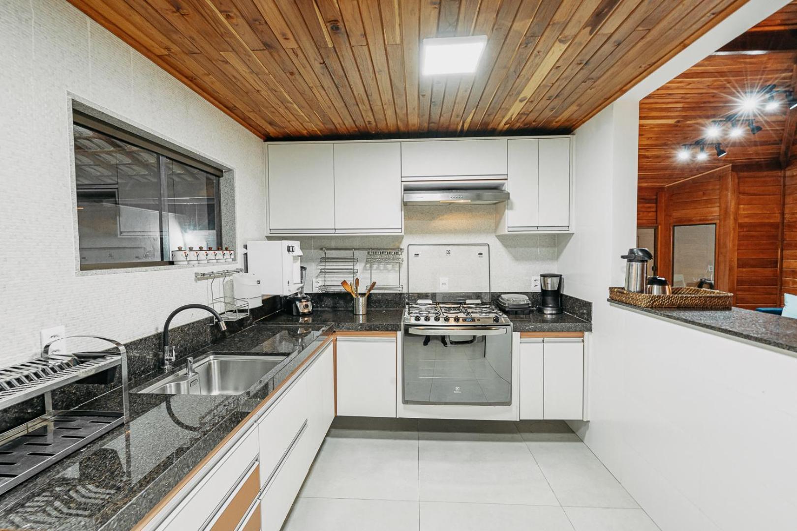 Casadecastelhanos, Quadra Do Mar De Castelhanos, 4 Suites Com Ar, Churrasqueira, Piscina, Hidromassagem, Cozinha Integrada Gourmet Ideal Para Familia E Amigos Anchieta  Esterno foto